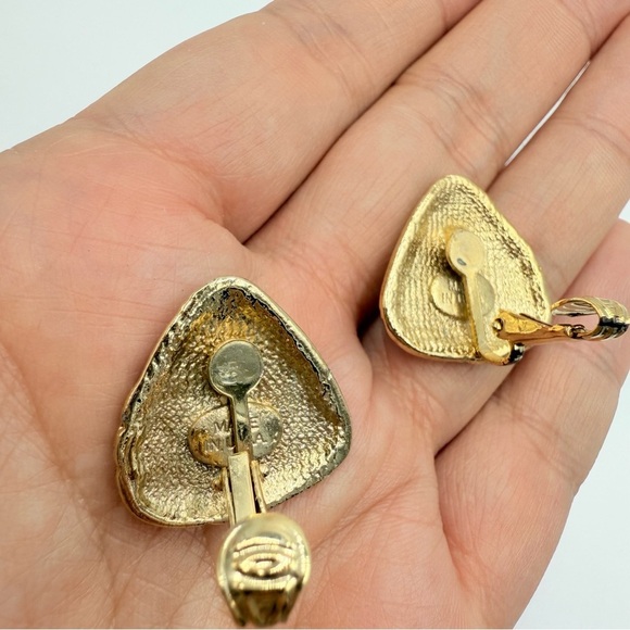 Vintage Gold Tone Floral Enamel
Clip On Triangle Earrings Made in USA - Picture 5 of 7